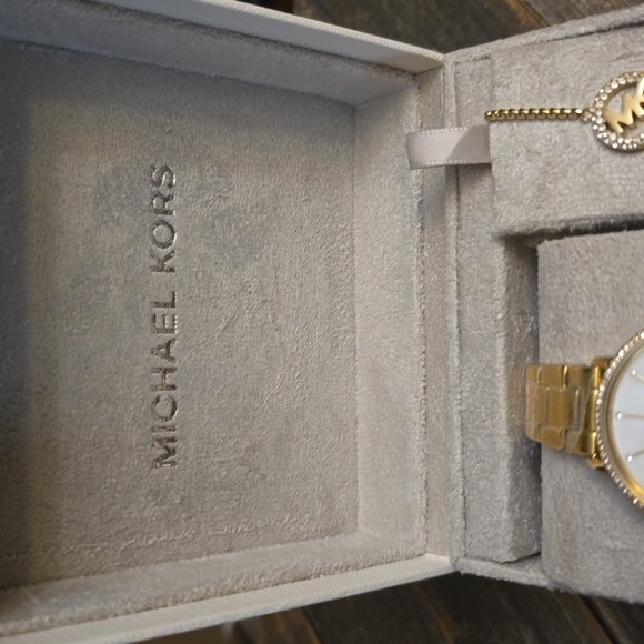 MICHAEL KORS GIFT SET 🎁 ❤️ - Picture 2 of 10